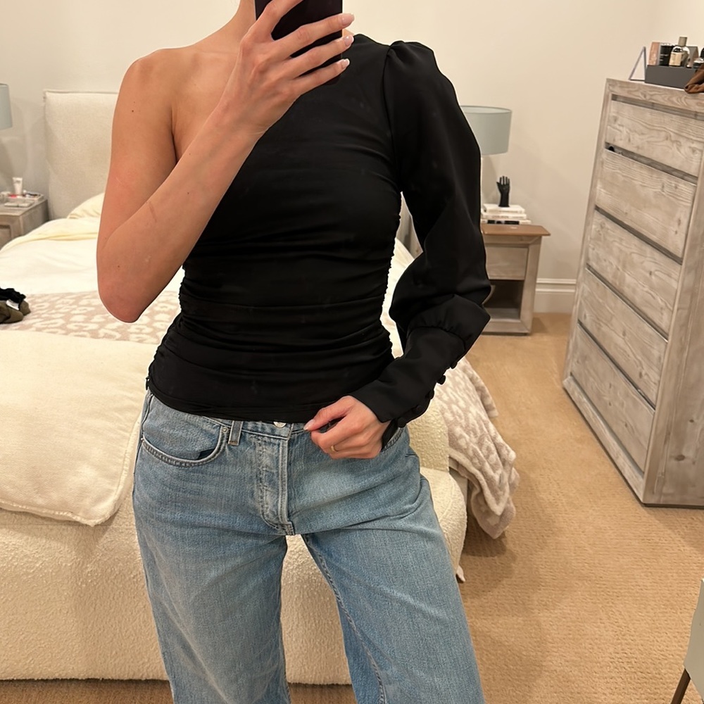 L’Academie REVOVLE One Shoulder Black Top - Picture 3 of 7